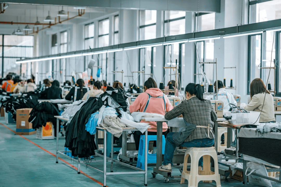 急招900多人！昭通鎮雄紡織服裝產業園正式投產，帶動日用品銷售新機遇